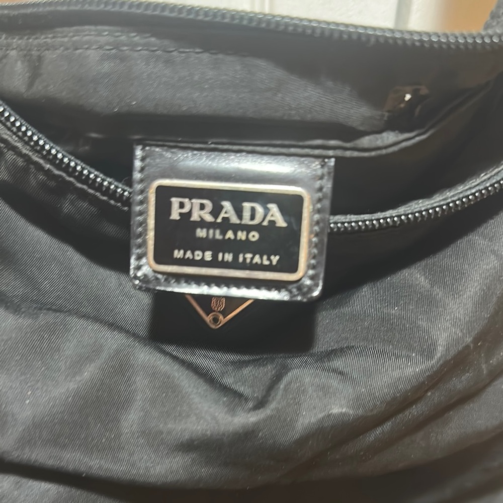 Prada Black Crossbody Bag with Sleek Design - Picture 3 of 4
